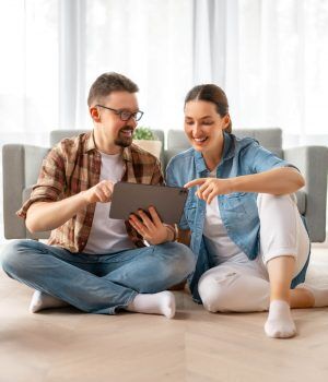 swiss-movers-paar-am-besprechen