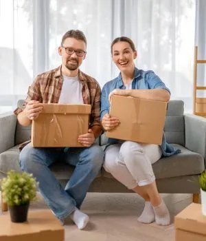 swiss-movers-paar-am-packen